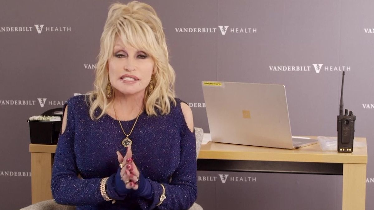 Video: Amerika se znovu zamilovala do Dolly Partonové. Bude z vakcinačního popěvku hit?